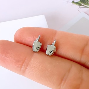 Orecchini a bottone con dito medio in argento sterling, orecchini unisex con segno gesto del dito medio, orecchini divertenti, gioielli stravaganti, orecchini strani