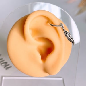 Orecchino a cerchio unisex con ciondolo a forma di piuma, orecchino penzolante a forma di piuma boho in argento 925, anello tribale con elica, gioielli hipster, orecchino streetwear