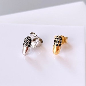 Mini orecchino a bottone a forma di pillola eccentrica, orecchino a bottone a capsula in argento sterling 925, orecchino strano, orecchini minuscoli, orecchino unisex, orecchino a forma di pillola positiva