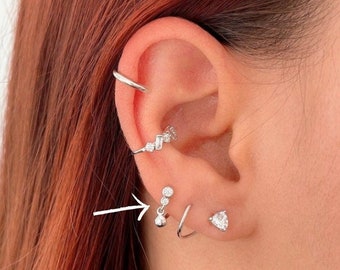 Orecchini pendenti delicati in argento sterling con zirconi cubici.