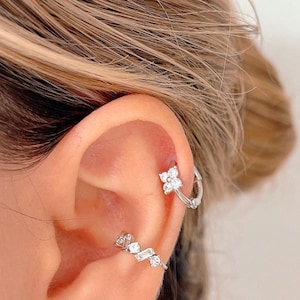 Piccoli orecchini a cerchio con fiore in zirconi cubici per trago, lobo, cartilagine, elica, cerchio per cartilagine in argento 925, piccolo cerchio Huggie in oro con zirconi cubici brillanti