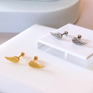 Piercing all'elica con ala d'angelo minuscola, piercing a conchiglia con ala in argento 925, orecchini a vite placcati in oro, piercing alla cartilagine, piercing all'orecchio