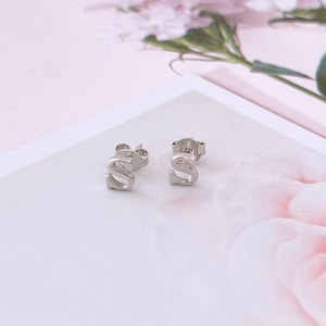 Piccolo orecchino con iniziale, orecchino con lettera in argento sterling, orecchino personalizzato placcato in oro, orecchino con alfabeto, regalo per lei