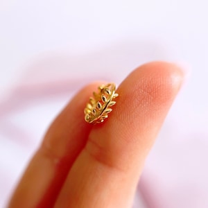 Sterling Silber kleine Blätter Ohrring, Knorpel Blatt Piercing, vergoldet Skinny Olive Leaf Ohrringe, moderne Huggie Ohrringe