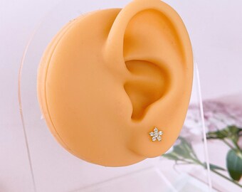 Diamond Flower Studs 18K Solid Gold Earrings Luxury Piercings Diamond Flower Studs 18K Solid Gold Earrings Luxury Piercings
