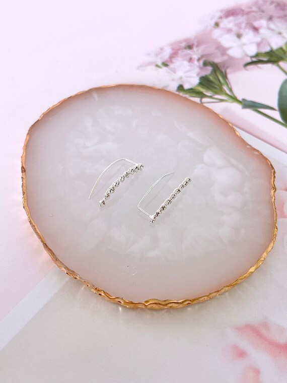 Philip Jones Orecchini A Barra Curva Argento Con Cristalli Zirconia: Eleganza Quotidiana In Una Pratica Pochette Regalo