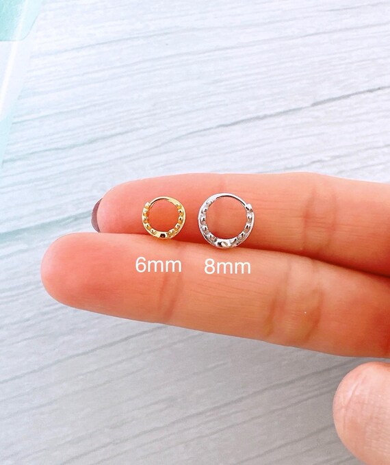 Orecchini a cerchio in argento sterling con piccole foglie, piercing alla cartilagine con foglia, orecchini sottili con foglia di ulivo placcati in oro, orecchini moderni huggie - Italia