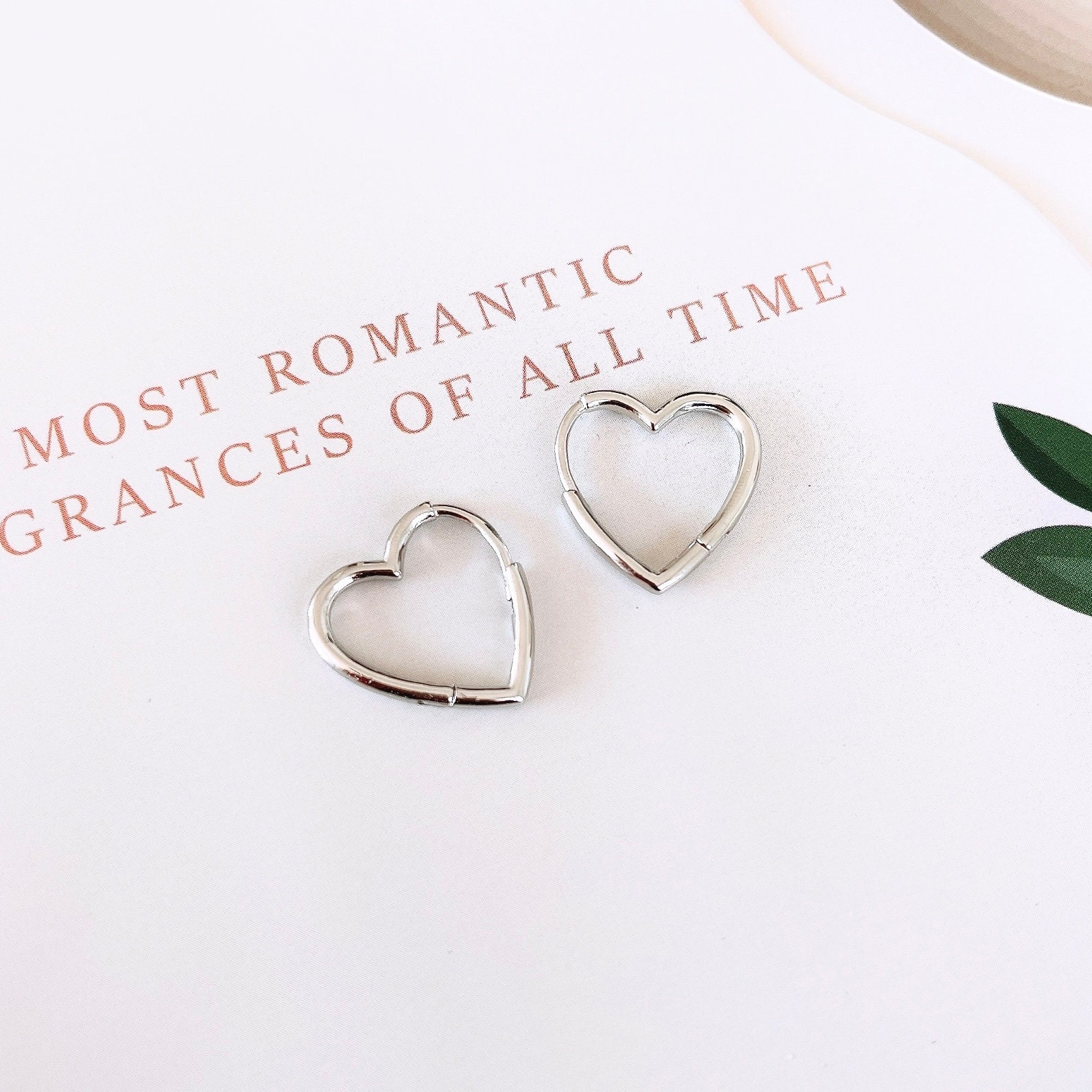 Reclaimed Vintage - Orecchini a cerchio oversize a forma di cuore color argento
