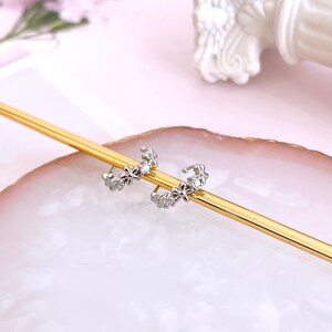 Orecchino a conchiglia a forma di fiore, delicato orecchino con zirconi cubici, orecchino a cartilagine in argento sterling, orecchino a forma di fiore, orecchini non forati, orecchini a clip
