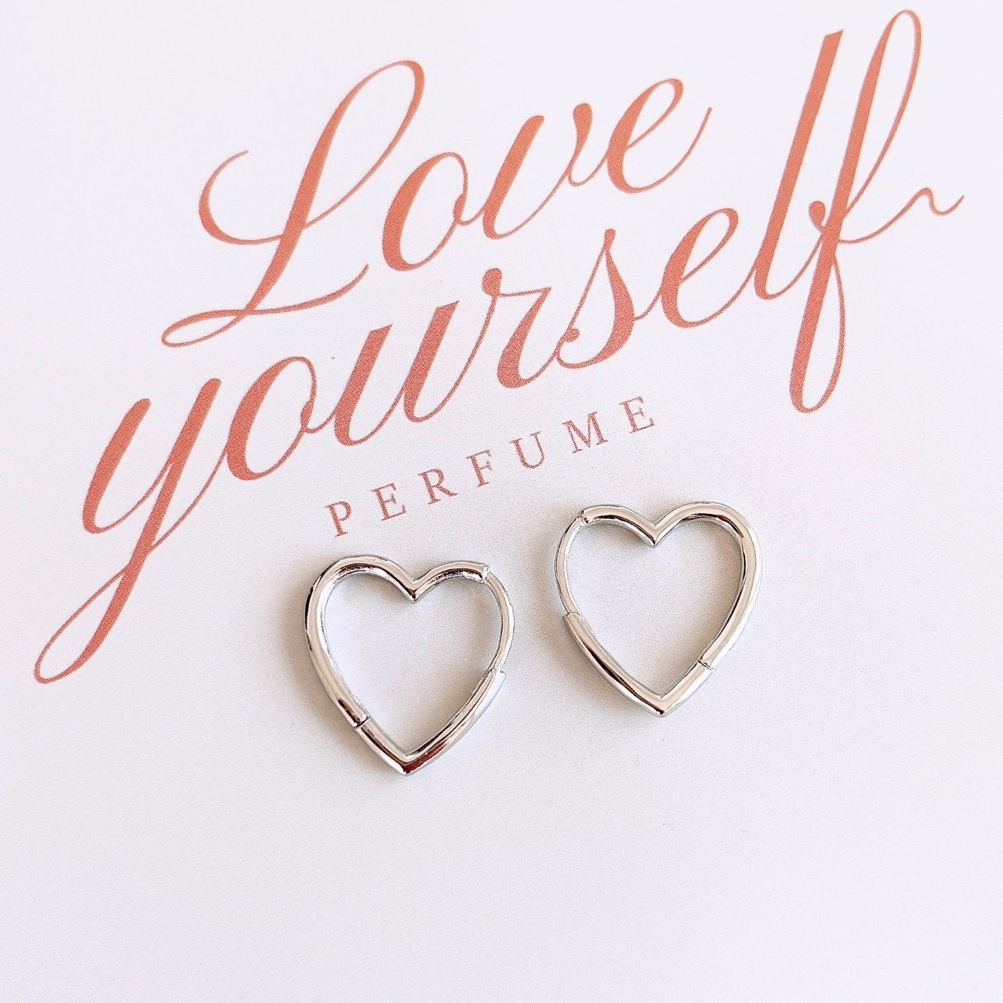 Delicati orecchini a cerchio a forma di cuore: argento sterling 925 o oro - Italia