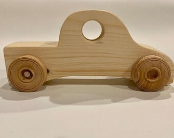 Veicolo in legno artigianale. Tutto un giocattolo naturale fatto a mano.