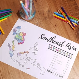 K&ouml;nnte beinhalten: Eine druckbare Karte von S&uuml;dostasien mit einer Liste von Sparzielen. Die Karte ist in L&auml;nder unterteilt und in verschiedenen Schattierungen von Rosa, Blau, Gr&uuml;n, Gelb und Orange gef&auml;rbt. Die Liste der Sparziele umfasst die L&auml;nder Myanmar, Thailand, Vietnam und Kambodscha, Malaysia und Singapur, Philippinen, Indonesien, Brunei und Osttimor, mit einem Gesamtsparziel von 3.000 &euro;.