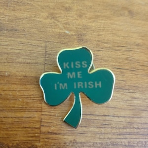 Kiss me I&#39;m Irish Shamrock Pin Pinback Badge Vintage 1980s Green St Patrick&#39;s T3