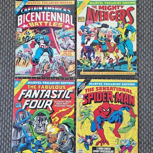 Puede incluir: Cuatro cómics vintage de Marvel Treasury Edition. Los títulos incluyen Capitán América, The Mighty Avengers, Fantastic Four y The Sensational Spider-Man. Cada cómic presenta ilustraciones y texto coloridos.