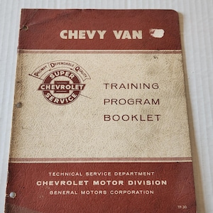 Op de afbeelding: Een vintage Chevy Van trainingsprogramma-boekje in kastanjebruin en crème met het Chevrolet Super Service logo. De omslag bevat de tekst Chevy Van, Training Program Booklet, Technical Service Department, Chevrolet Motor Division, General Motors Corporation en TP-30.