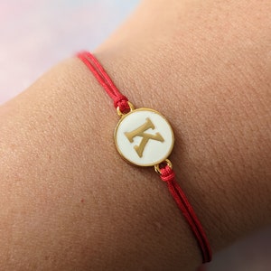 Pulsera roja minimalista con inicial de moneda dorada Pulsera roja con letra de nombre regalo de San Valentín para ella él