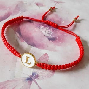 Pulsera inicial Pulsera de moneda con letra dorada brillante Joyería hecha a mano en macramé Idea de regalo con dije chapado en oro de 24 k Joyería inicial