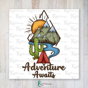 K&ouml;nnte beinhalten: Eine digitale Illustration einer Bergkette mit einem roten Zelt, einem Kaktus und einem Fluss. Die Sonne scheint und der Text "Adventure Awaits" steht unter den Bergen.