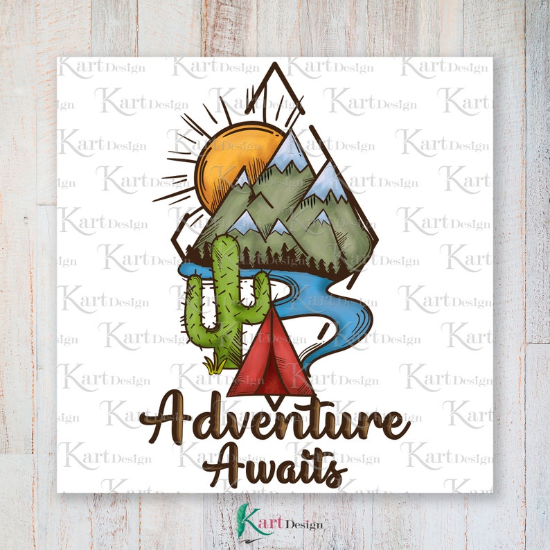 K&ouml;nnte beinhalten: Eine digitale Illustration einer Bergkette mit einem roten Zelt, einem Kaktus und einem Fluss. Die Sonne scheint und der Text "Adventure Awaits" steht unter den Bergen.