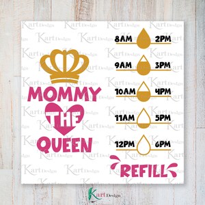 Puede incluir: Un cartel blanco con el texto "Mommy the Queen" en letras rosas y doradas. El cartel también incluye una corona dorada, un corazón rosa y una serie de iconos de gotas de agua con las horas indicadas junto a ellos: 8 AM, 9 AM, 10 AM, 11 AM, 12 PM, 2 PM, 3 PM, 4 PM, 5 PM y 6 PM. El cartel también incluye el texto "Refill" en letras rosas.