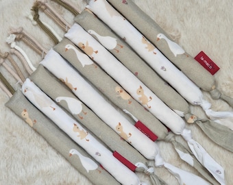 PLASTIK-FREIE Kaustange,Babygeschenk zur Geburt,Taupe,Olivgrün,Graugrün,Weiß mit Küken+Gänsen,Beißstange & Knisterspielzeug-SWK-0080