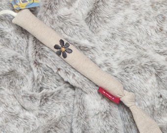Kaustange OHNE PLASTIK mit Bio-Schafsschurwollkügelchen gfüllt, Leinen-mit gestickter Blume-SWK-0036
