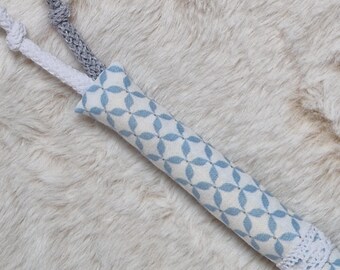 Kaustange OHNE PLASTIK,mit Bio-Schafsschurwolle gefüllt,Mint/Graublau/Weiß/geometrisches Muster,SWK-0016