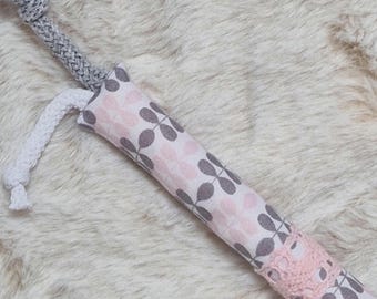 Kaustange OHNE PLASTIK,mit Bio-Schafsschurwolle gefüllt,Grau/Weiß/Rosa,geometrische Muster,SWK-0014