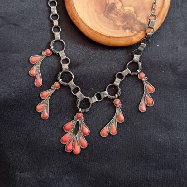 Collier kabyle berbère argent et corail taillé, 1990's