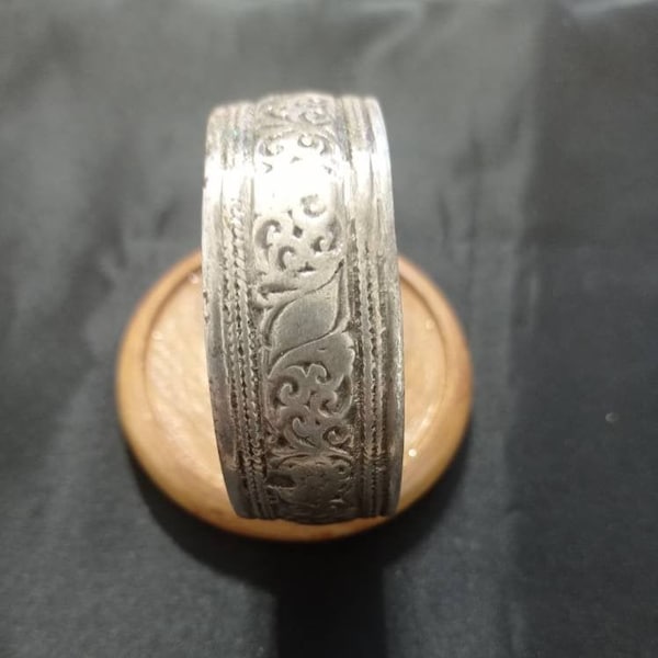 Bracelet berbère jonc large en argent motifs floraux 1950's