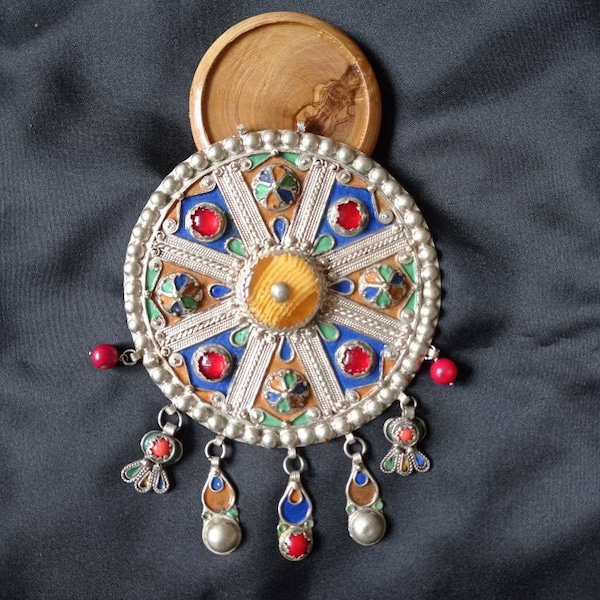 Énorme pendentif berbère du Maroc, 12.6cm de diamètre, Argent bas titre, Émail, imitation Tabzimt de Kabylie 1970's