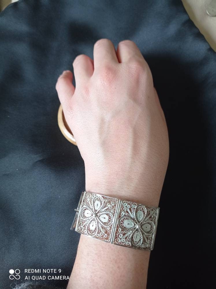 Bracelet Manchette En Argent Massif D'Afrique Du Nord - Motifs Filigrane Et Calligraphie, Occasion