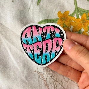 Anti TERF Adesivo Coração | Adesivo de vinil original | orgulho transgênero foda terfs botão em forma de coração transfóbicos são uma merda