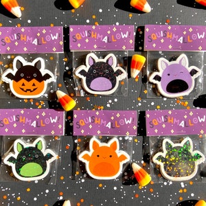 Miniaturowe naklejki Halloween Bat Squishmallow | Oryginalna naklejka winylowa Sparkle | błyszcząca, wodoodporna | Emily Dante Bart Tangie Betty Pluszowa