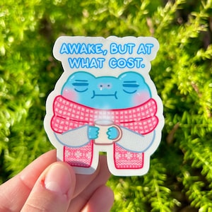Tired Grumpy Frog Sticker / Despierta pero a qué costo Original Sparkle Vinyl Sticker / brillante holographic frog lover gift winter coffee tea
