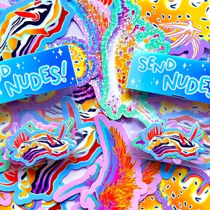 Mini Nudibranquio Sea Slug Ocean Sparkle Sticker / Pegatina de vinilo resistente a la intemperie / calcomanía holográfica geología la vida marina salva nuestros océanos