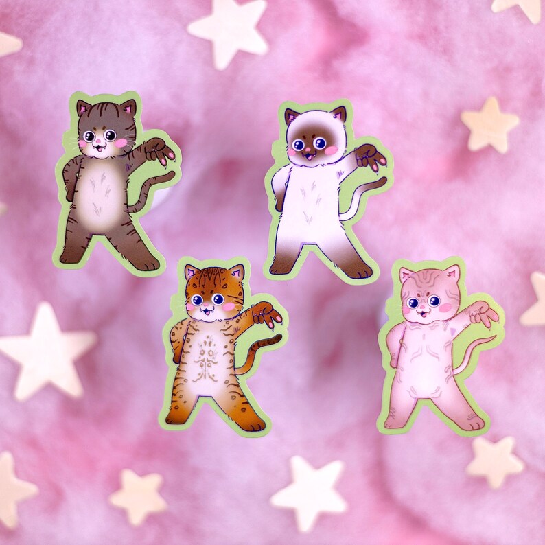 Op de afbeelding: Vier ge&iuml;llustreerde katten stickers met verschillende vachtkleuren. De katten staan in een danspose met hun armen uitgestrekt. De stickers zijn op een roze achtergrond met witte sterren.