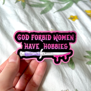 Sticker God verbiedt dat vrouwen hobby's hebben | Originele glanzende vinylsticker | grappig mes vrouwelijke woede goed voor haar feministische horrorcadeau