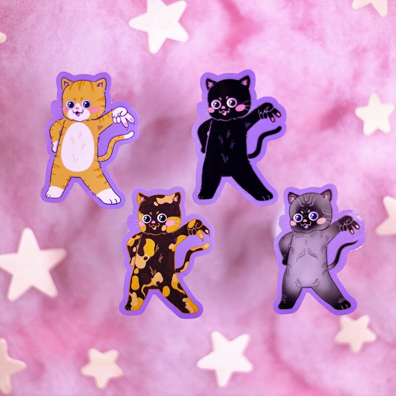 Op de afbeelding: Vier kleurrijke katten stickers op een paarse achtergrond. De katten staan in een danspose met hun armen omhoog. De katten zijn oranje, zwart, bruin en grijs.