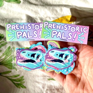 Mini Kawaii Dinosaur Sparkle Sticker / Pegatina de vinilo resistente a la intemperie / calcomanía holográfica dino trex triceratops geología prehistórica