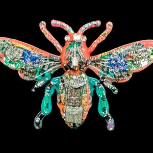 Glow in the Dark Tech Bee Sculpture – Recycled Motherboard Art – Futuristic Bumblebee – Cyberpunk Insect Decor – Geek Gift – Resin Art