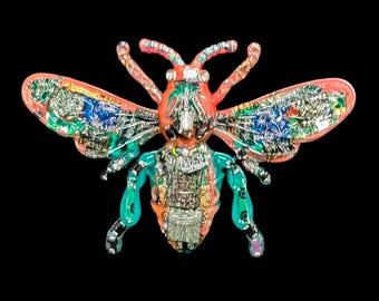 Glow in the Dark Tech Bee Sculpture – Recycled Motherboard Art – Futuristic Bumblebee – Cyberpunk Insect Decor – Geek Gift – Resin Art