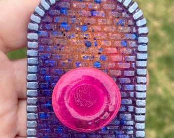 Cosmic Spider Feeder Ledge: UV Reactive Galaxy Arch, Neon Pink Dish
