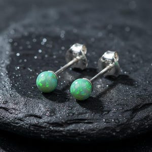 925 Silber Mini Lab Opal Ohrstecker 4mm Lindgrün | Schimmernde Perlen Optik | Zarter Farbakzent | Geschenk für Damen & Mädchen image 1