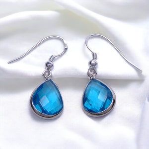 Ohrringe in Tropfenform mit einem himmelblauem Kristall und 925 Silber  Ohrhaken