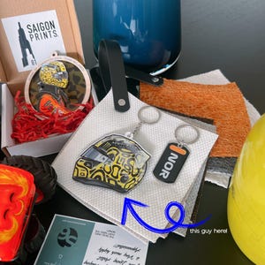 F1 Helmet Charm, Lando - Oscar Acrylic Keychain, F1 Fan Ornament Gifts, 2-Sided Print