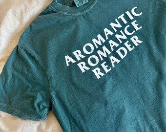 Op de afbeelding: Een tealgroen T-shirt met de tekst "Aromantic Romance Reader" in wit gedrukt.
