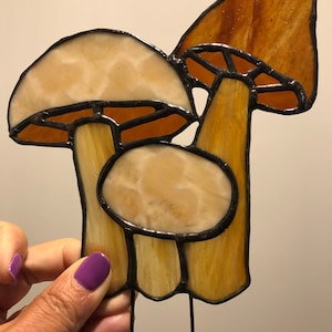 Buntglas Pilze MUSTER, fügen Sie einen Einsatz hinzu, um einen Gartenpick zu machen, Fungi-Muster, Liebesmuschis, magische Pilze, Gartendekoration
