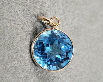 Swiss Blue Topaz 14k Gold Pendant, Colgante minimalista, Colgante de forma redonda, Bisel establecido, Color y corte impresionantes, Corte estrella