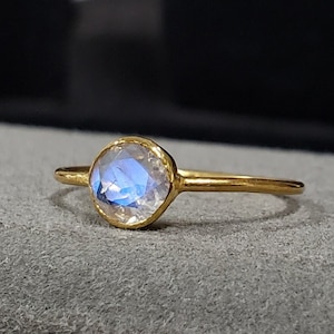 14k Gold Blue Schiller Rainbow Moonstone Ring, Round Shape Moonstone, Gold Jewelry, Blue Flash, Bezel Setting, Blue Fire, Statement Ring